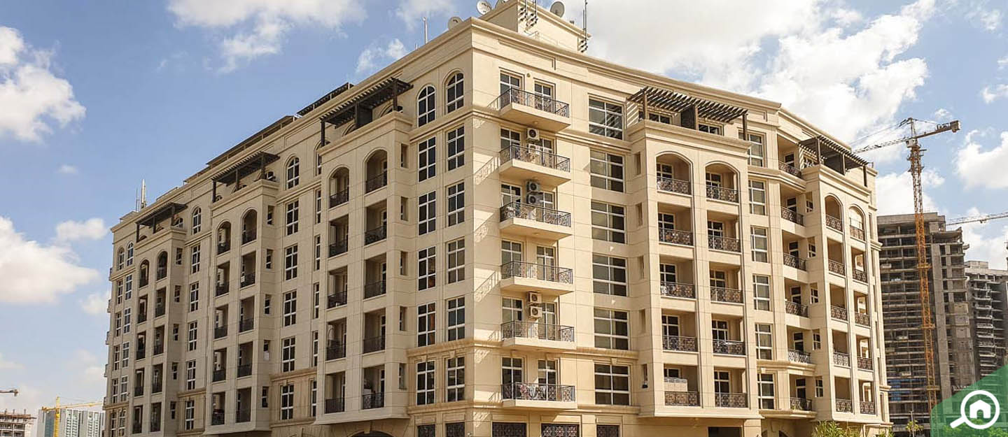 La Fontana Apartments, Arjan