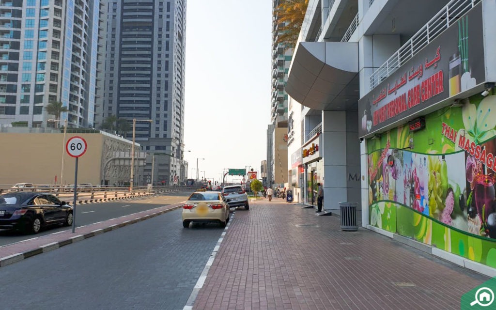 مواقف سيارات قريبة من برج ماج 218