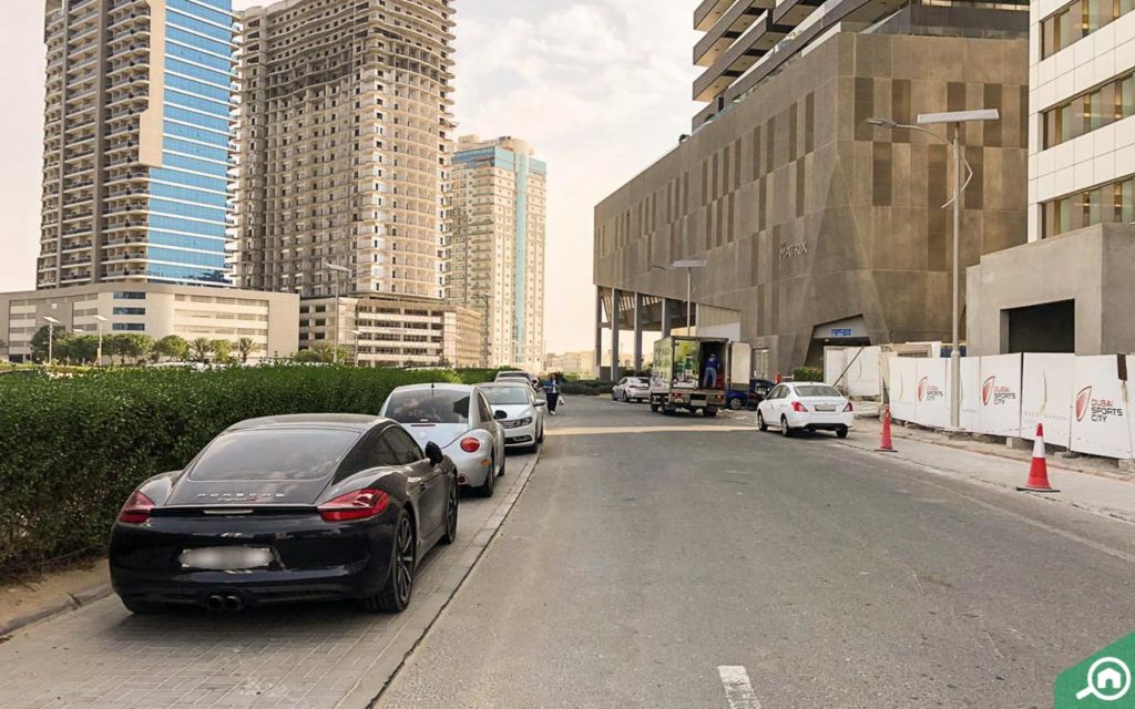 موقف سيارات على الشارع