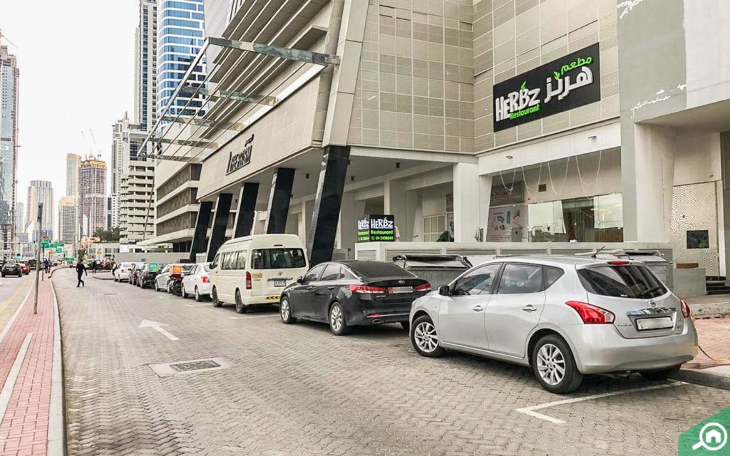 سيارات على الشارع