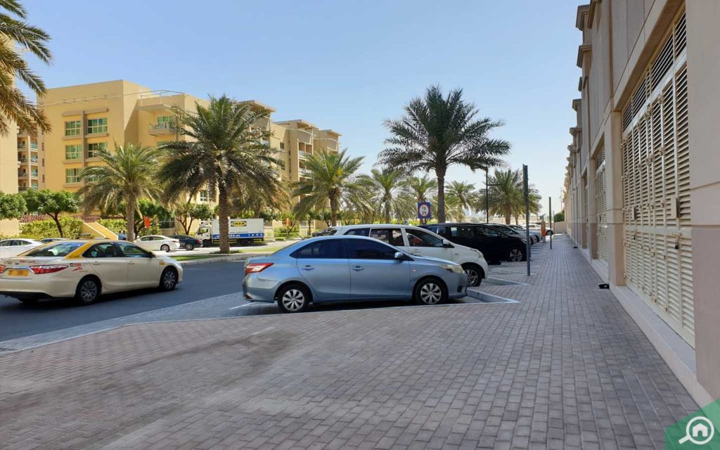 موقف سيارات في الشارع ذا فيوز دبي