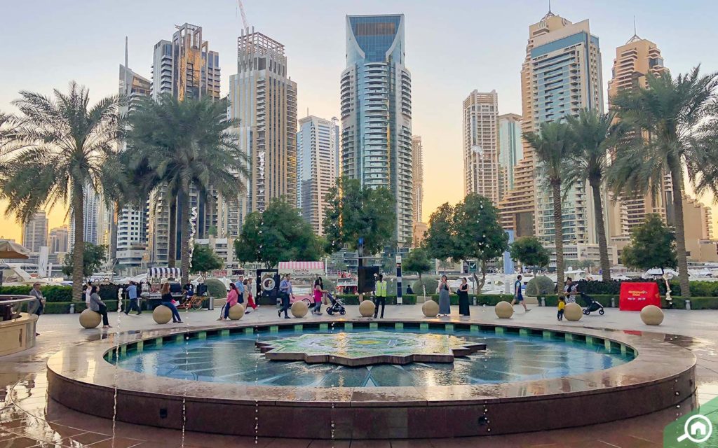 نافورة في ممشى دبي مارينا