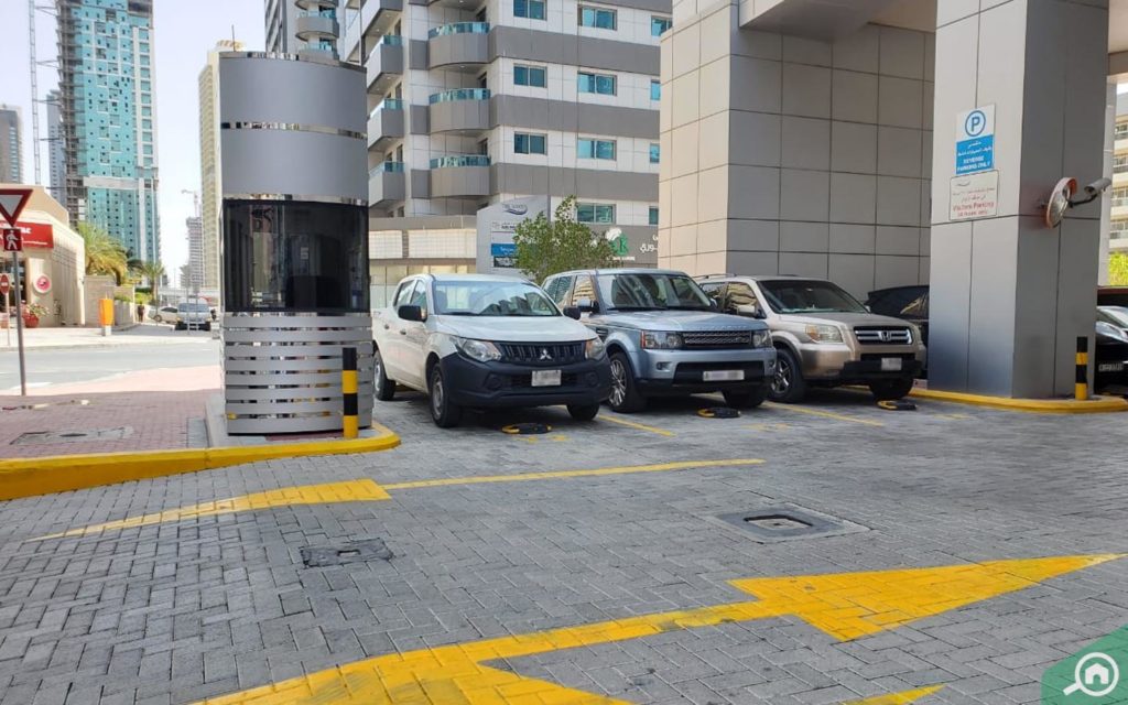 موقف سيارات في دبي مارينا