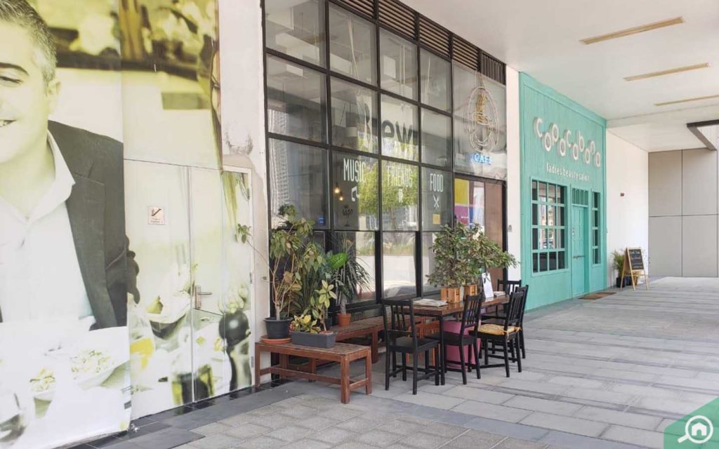 cafe in damac maison cour jardin