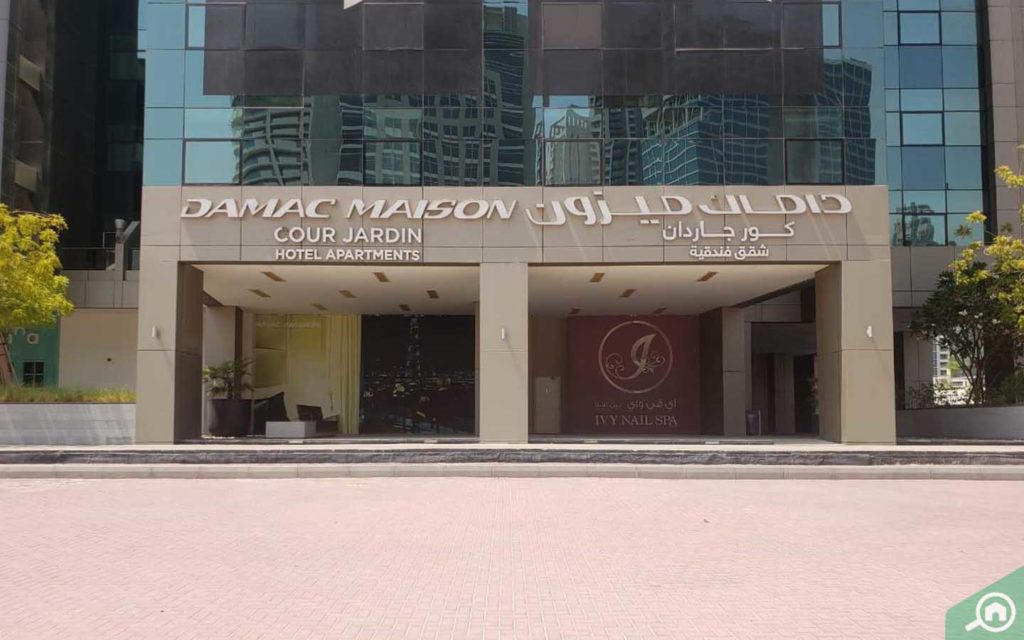 ivy spa in damac maison cour jardin