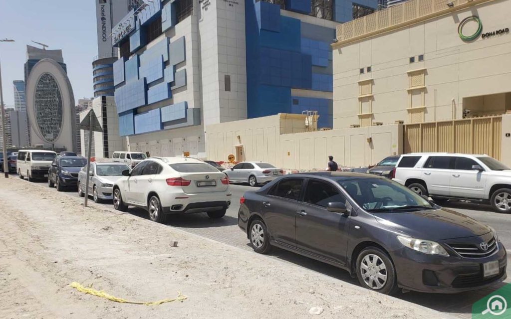 موقف سيارات خارجي