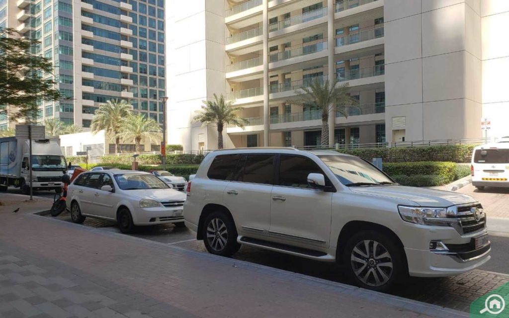 مواقف سيارات خارجية