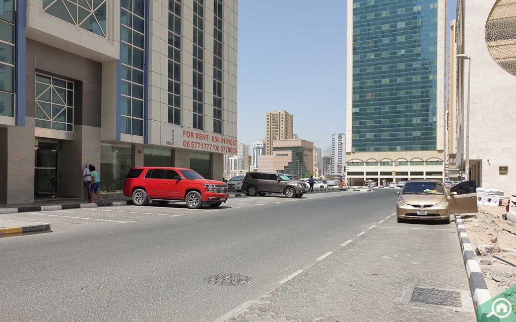 موقف سيارات في الشارع