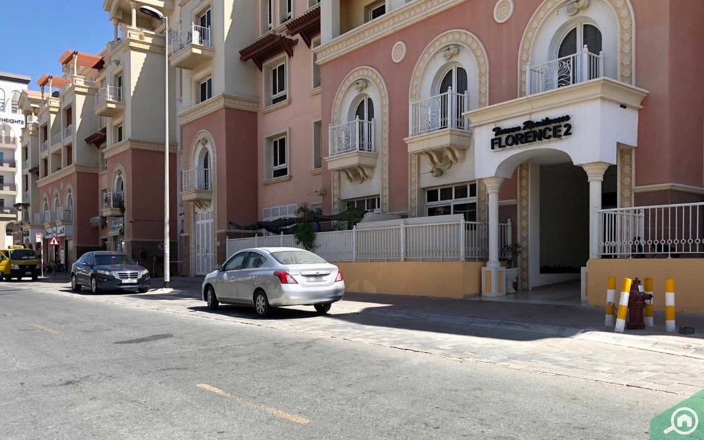 موقف سيارات مبنى فلورنس في قرية جميرا الدائرية