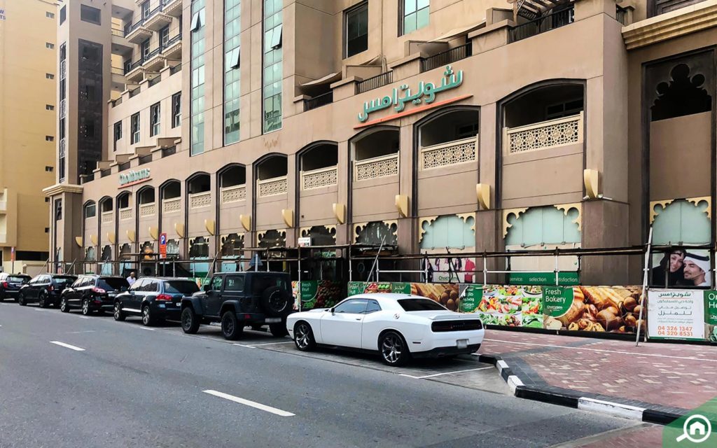 سوبر ماركت شويترامس في برج واحة الينابيع في دبي