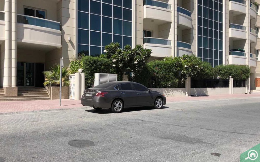 موقف سيارات خارج أوركيديا ريزيدنس