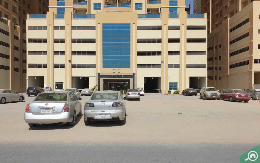 مواقف السيارات الخارجية للبرج