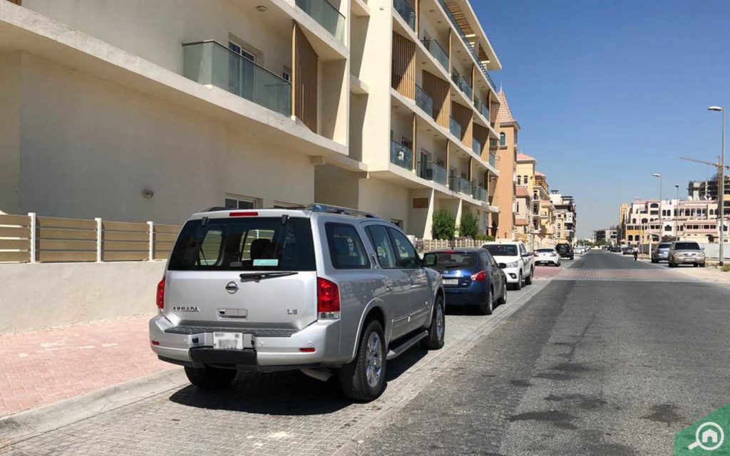 موقف السيارات الخارجي