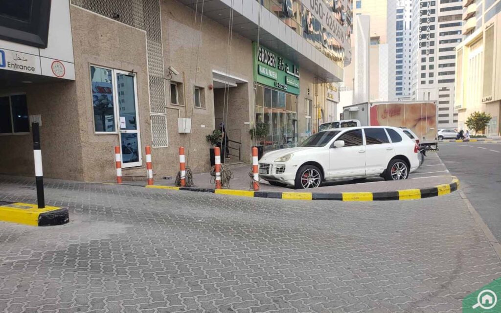 مدخل موقف سيارات