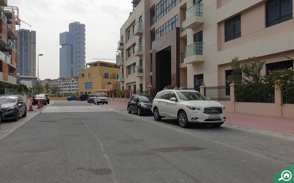 مواقف السيارات