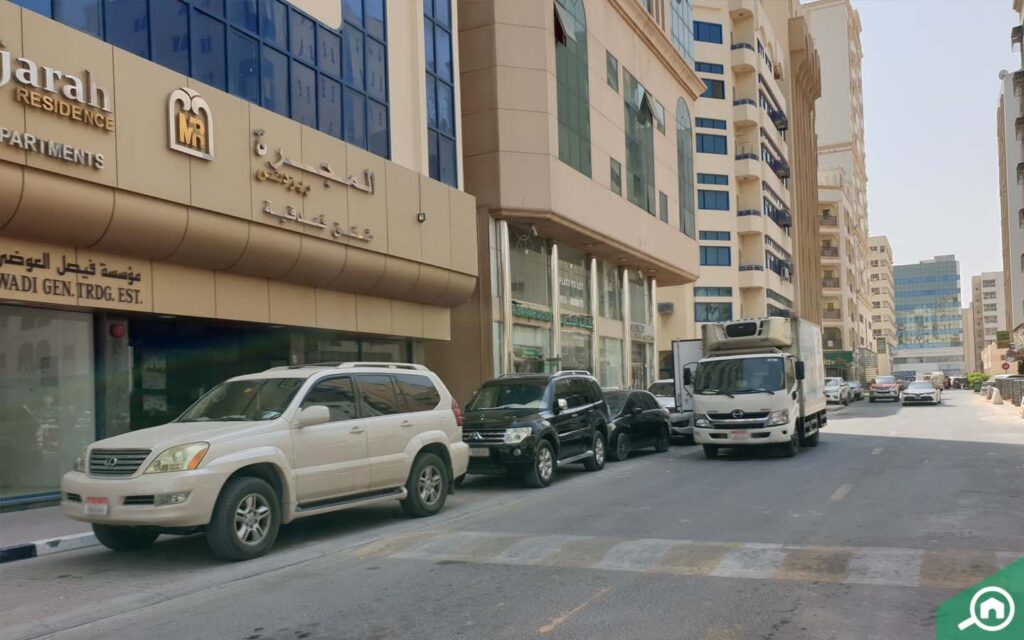 مواقف سيارات بالقرب من الفندق