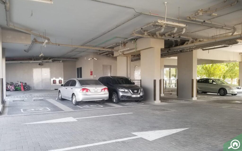 Covered parking in Mag 5 Boulevard