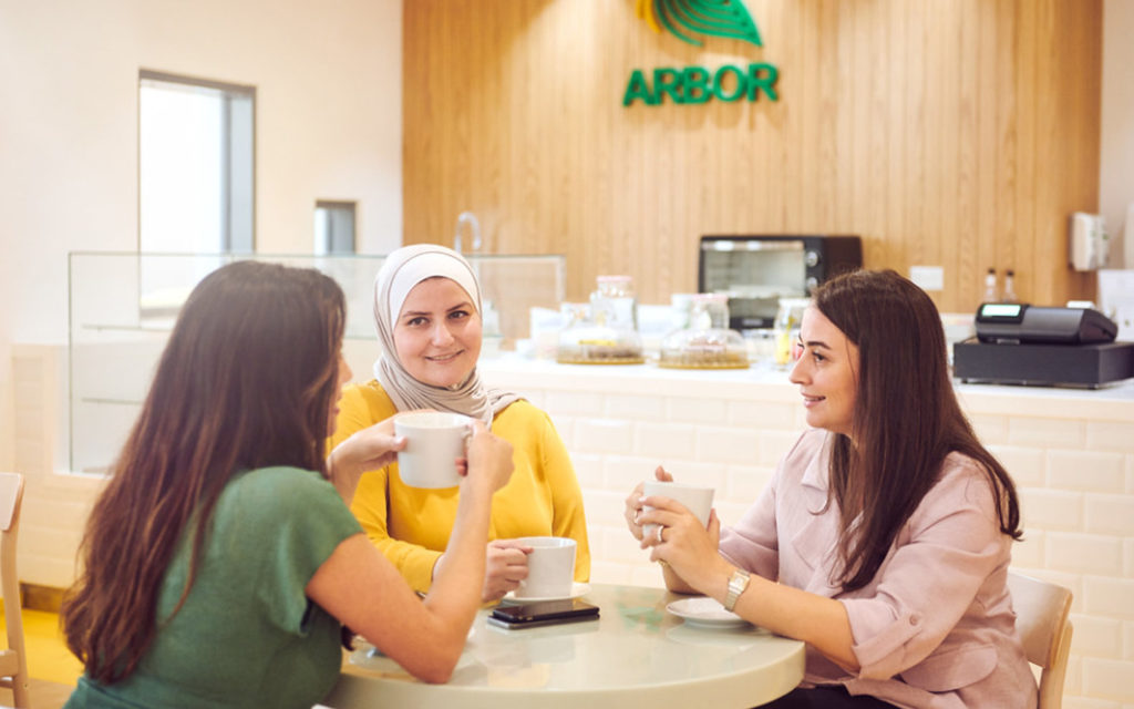 معلمات داخل كافتيريا المدرسة